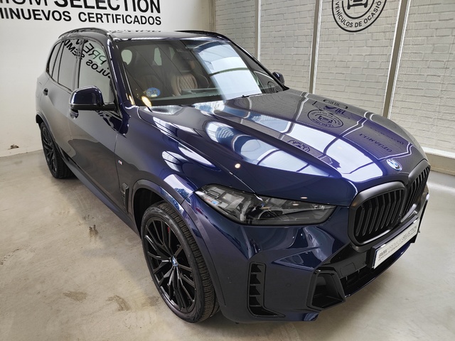 BMW X5 xDrive50e color Azul. Año 2023. 360KW(489CV). Híbrido Electro/Gasolina. En concesionario Lurauto - Gipuzkoa de Guipuzcoa