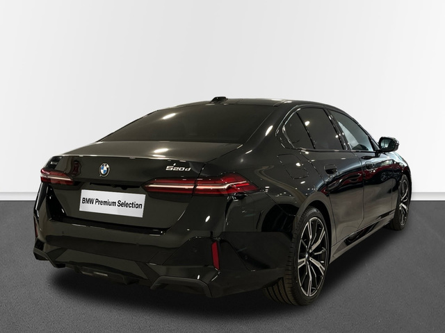 BMW Serie 5 520d color Negro. Año 2024. 145KW(197CV). Diésel. En concesionario BMW Marcos Automoción de Valencia