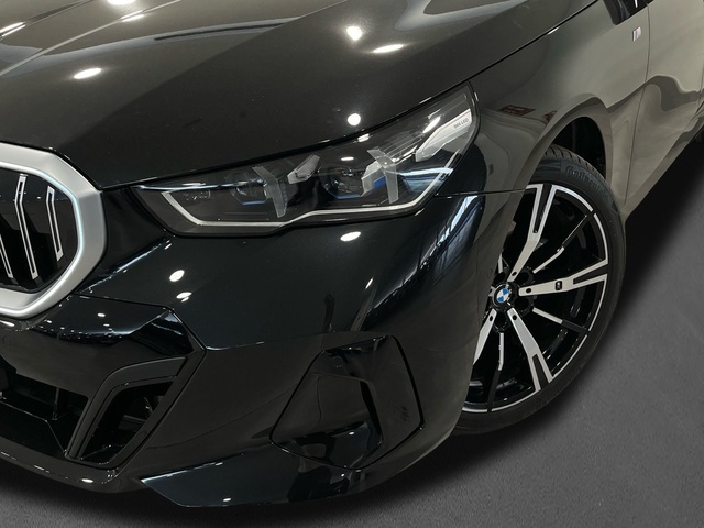 BMW Serie 5 520d color Negro. Año 2024. 145KW(197CV). Diésel. En concesionario BMW Marcos Automoción de Valencia