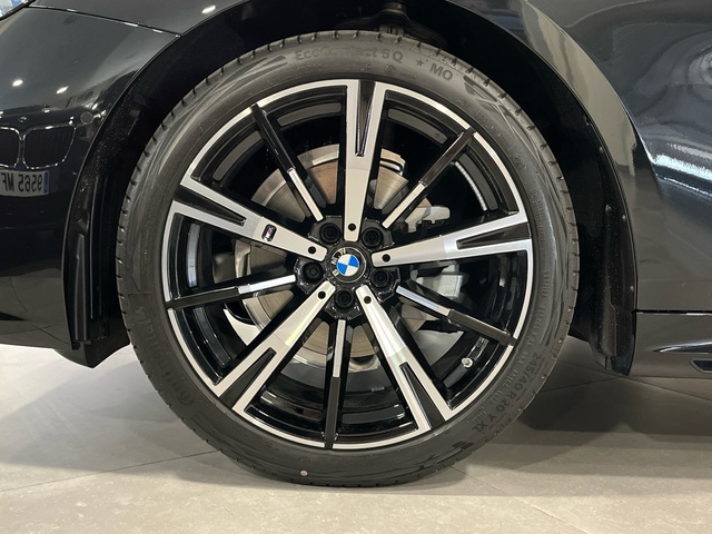 BMW Serie 5 520d color Negro. Año 2024. 145KW(197CV). Diésel. En concesionario BMW Marcos Automoción de Valencia