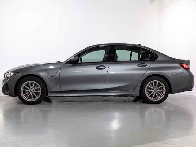 BMW Serie 3 320e color Gris. Año 2024. 150KW(204CV). Híbrido Electro/Gasolina. En concesionario Oliva Motor Girona de Girona
