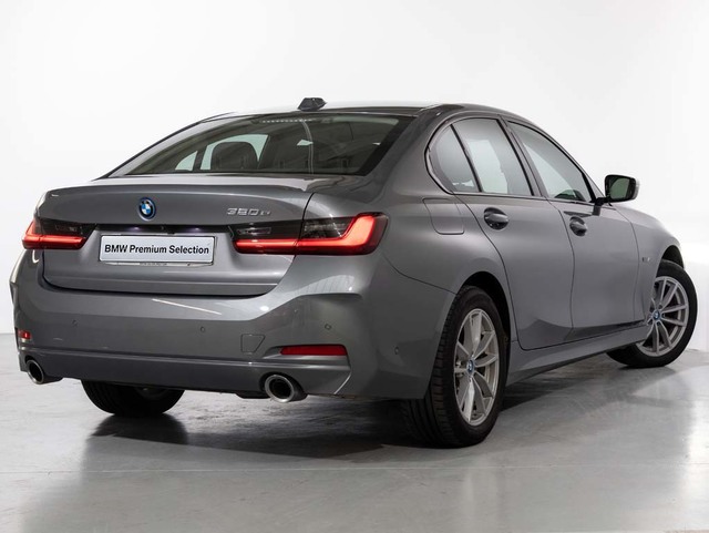BMW Serie 3 320e color Gris. Año 2024. 150KW(204CV). Híbrido Electro/Gasolina. En concesionario Oliva Motor Girona de Girona