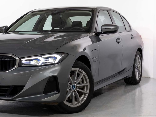BMW Serie 3 320e color Gris. Año 2024. 150KW(204CV). Híbrido Electro/Gasolina. En concesionario Oliva Motor Girona de Girona
