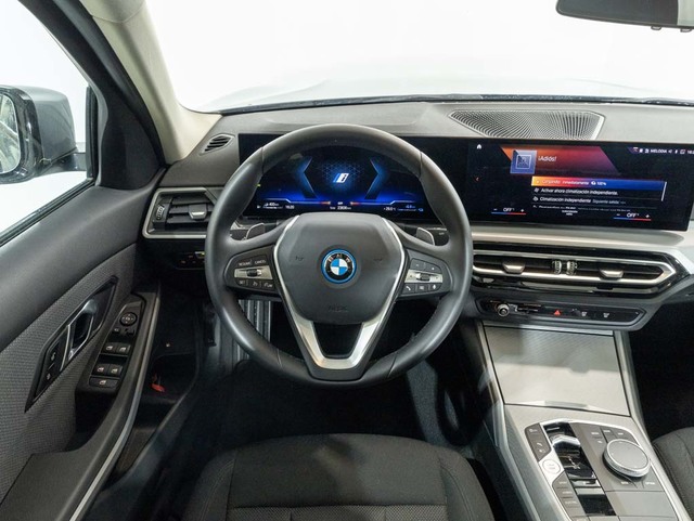 BMW Serie 3 320e color Gris. Año 2024. 150KW(204CV). Híbrido Electro/Gasolina. En concesionario Oliva Motor Girona de Girona