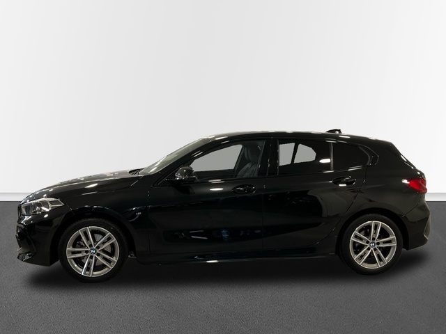 BMW Serie 1 118d color Negro. Año 2023. 110KW(150CV). Diésel. En concesionario Engasa S.A. de Valencia