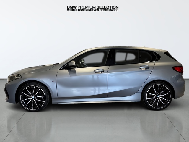 BMW Serie 1 118i color Gris Plata. Año 2023. 100KW(136CV). Gasolina. En concesionario Automotor Premium Viso - Málaga de Málaga