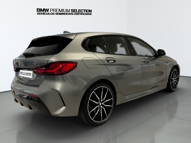 BMW Serie 1 118i color Gris Plata. Año 2023. 100KW(136CV). Gasolina. En concesionario Automotor Premium Viso - Málaga de Málaga