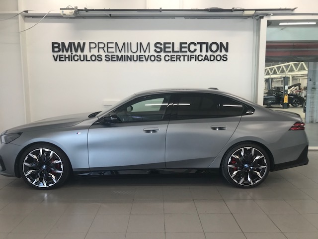 BMW i5 M60 color Gris. Año 2024. 442KW(601CV). Eléctrico. En concesionario Lurauto Gipuzkoa de Guipuzcoa