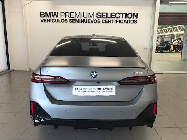 BMW i5 M60 color Gris. Año 2024. 442KW(601CV). Eléctrico. En concesionario Lurauto Gipuzkoa de Guipuzcoa