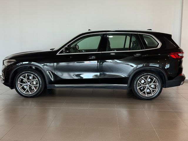 BMW X5 xDrive30d color Negro. Año 2020. 195KW(265CV). Diésel. En concesionario Tormes Motor de Salamanca