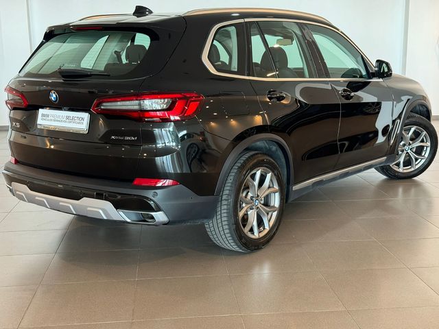 BMW X5 xDrive30d color Negro. Año 2020. 195KW(265CV). Diésel. En concesionario Tormes Motor de Salamanca