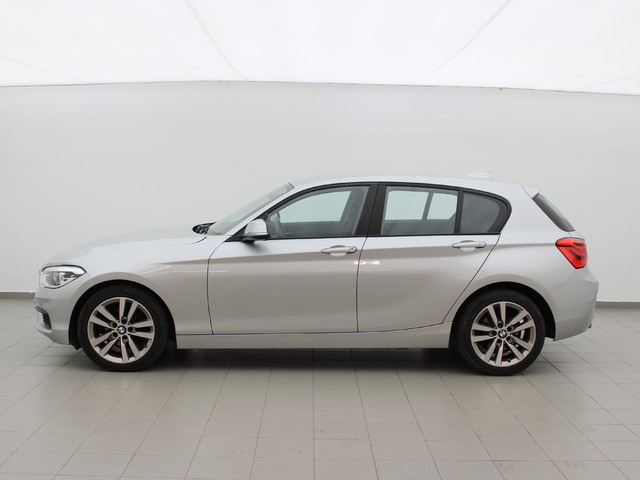 BMW Serie 1 118i color Gris Plata. Año 2019. 100KW(136CV). Gasolina. En concesionario Augusta Aragon S.A. de Zaragoza