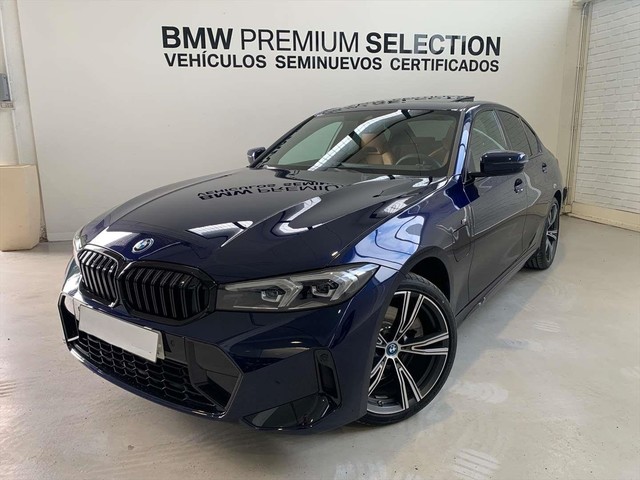 BMW Serie 3 320e color Azul. Año 2024. 150KW(204CV). Híbrido Electro/Gasolina. En concesionario Lurauto - Gipuzkoa de Guipuzcoa