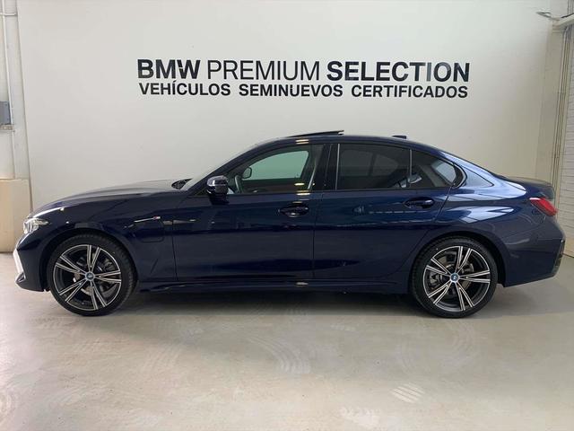 BMW Serie 3 320e color Azul. Año 2024. 150KW(204CV). Híbrido Electro/Gasolina. En concesionario Lurauto - Gipuzkoa de Guipuzcoa