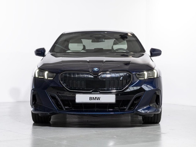 BMW i5 eDrive40 color Azul. Año 2024. 250KW(340CV). Eléctrico. En concesionario Oliva Motor Girona de Girona