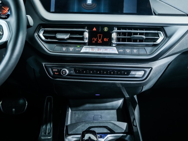 BMW Serie 1 118d color Gris. Año 2024. 110KW(150CV). Diésel. En concesionario Oliva Motor Tarragona de Tarragona