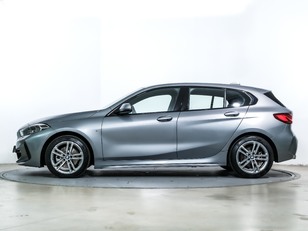 Fotos de BMW Serie 1 118d color Gris. Año 2024. 110KW(150CV). Diésel. En concesionario Oliva Motor Tarragona de Tarragona