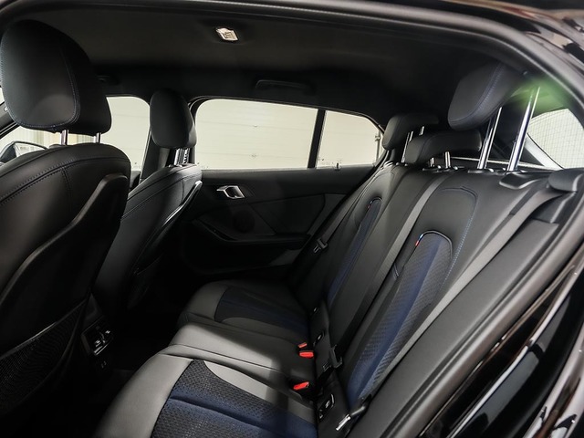 BMW Serie 1 118d color Negro. Año 2024. 110KW(150CV). Diésel. En concesionario Oliva Motor Tarragona de Tarragona