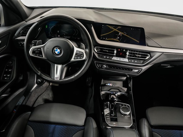 BMW Serie 1 118d color Negro. Año 2024. 110KW(150CV). Diésel. En concesionario Oliva Motor Tarragona de Tarragona