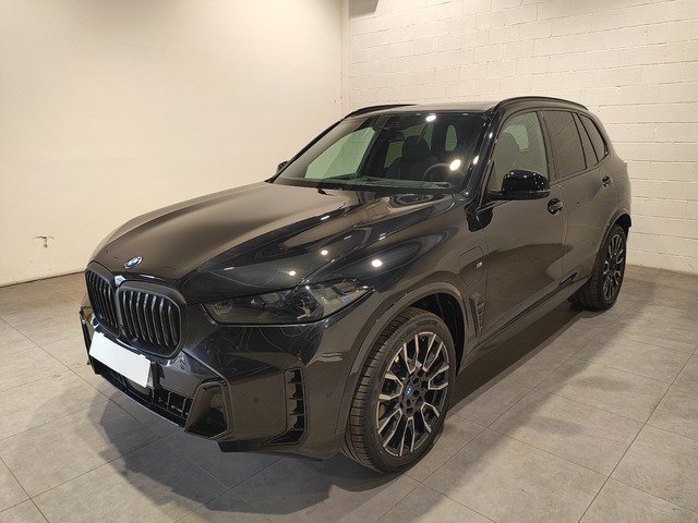 BMW X5 xDrive50e color Negro. Año 2024. 360KW(489CV). Híbrido Electro/Gasolina. En concesionario MOTOR MUNICH S.A.U  - Terrassa de Barcelona