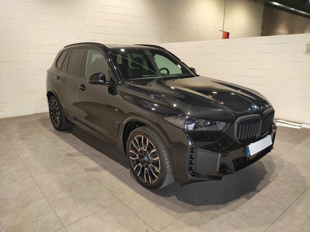 BMW X5 xDrive50e color Negro. Año 2024. 360KW(489CV). Híbrido Electro/Gasolina. En concesionario MOTOR MUNICH S.A.U  - Terrassa de Barcelona