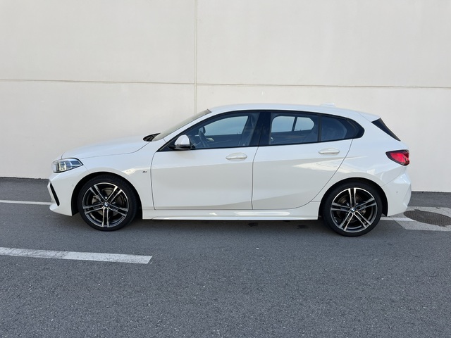 BMW Serie 1 118i color Blanco. Año 2021. 100KW(136CV). Gasolina. En concesionario Novomóvil Oleiros de Coruña