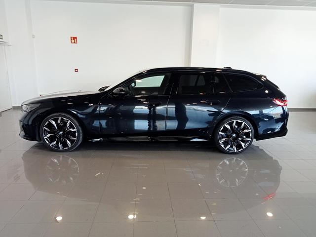 BMW Serie 5 520d Touring color Negro. Año 2024. 145KW(197CV). Diésel. En concesionario Mandel Motor Badajoz de Badajoz