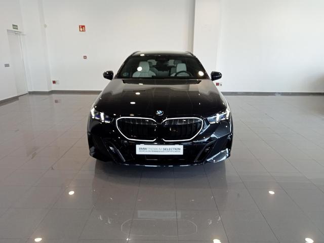 BMW Serie 5 520d Touring color Negro. Año 2024. 145KW(197CV). Diésel. En concesionario Mandel Motor Badajoz de Badajoz