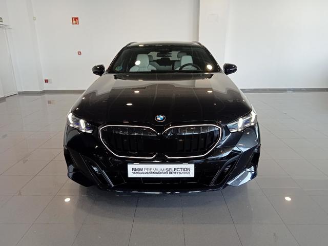 BMW Serie 5 520d Touring color Negro. Año 2024. 145KW(197CV). Diésel. En concesionario Mandel Motor Badajoz de Badajoz