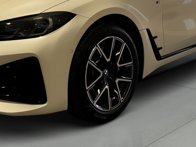 BMW i4 eDrive40 color Blanco. Año 2023. 250KW(340CV). Eléctrico. En concesionario Automotor Premium Viso - Málaga de Málaga
