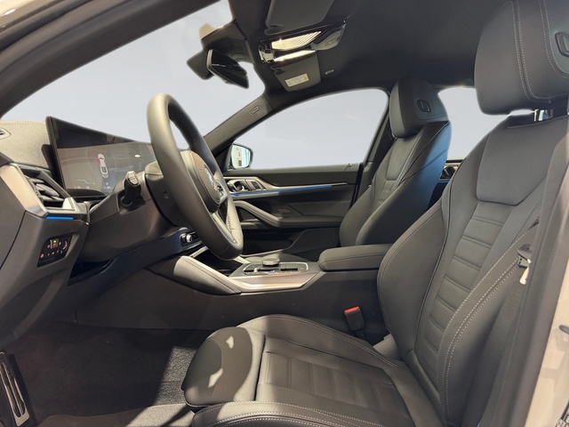 BMW i4 eDrive40 color Blanco. Año 2023. 250KW(340CV). Eléctrico. En concesionario Automotor Premium Viso - Málaga de Málaga