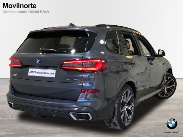 BMW X5 xDrive45e color Gris. Año 2022. 290KW(394CV). Híbrido Electro/Gasolina. En concesionario Movilnorte El Carralero de Madrid