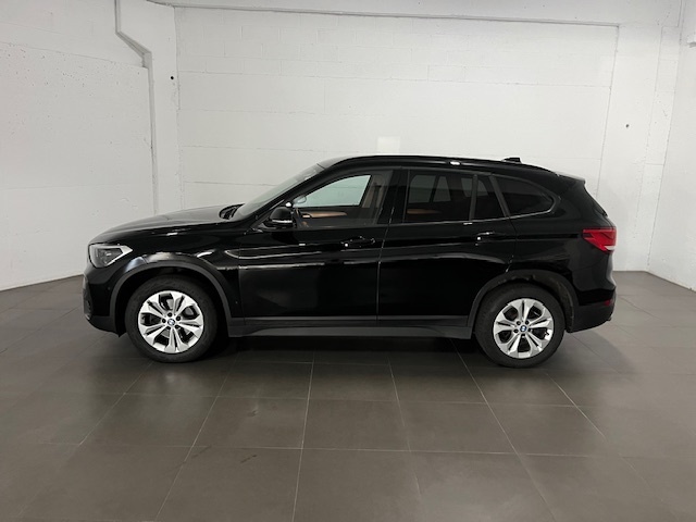 BMW X1 sDrive18d color Negro. Año 2021. 110KW(150CV). Diésel. En concesionario Amiocar S.A. de Coruña