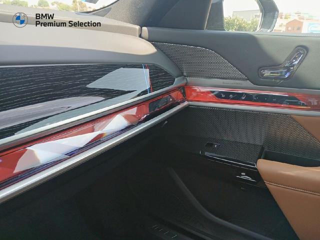 BMW Serie 7 740d color Negro. Año 2024. 220KW(299CV). Diésel. En concesionario Mandel Motor Don Benito de Badajoz