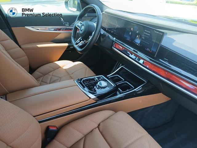 BMW Serie 7 740d color Negro. Año 2024. 220KW(299CV). Diésel. En concesionario Mandel Motor Don Benito de Badajoz