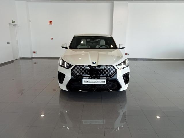 BMW iX2 eDrive20 color Blanco. Año 2024. 150KW(204CV). Eléctrico. En concesionario Mandel Motor Badajoz de Badajoz