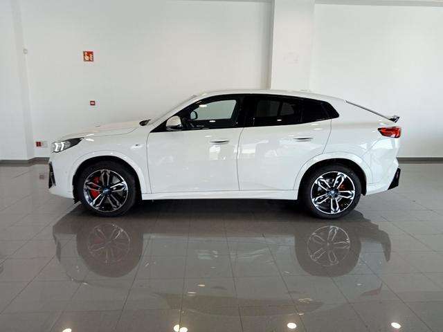 BMW iX2 eDrive20 color Blanco. Año 2024. 150KW(204CV). Eléctrico. En concesionario Mandel Motor Badajoz de Badajoz