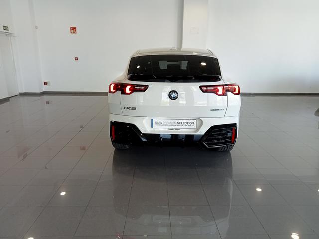 BMW iX2 eDrive20 color Blanco. Año 2024. 150KW(204CV). Eléctrico. En concesionario Mandel Motor Badajoz de Badajoz