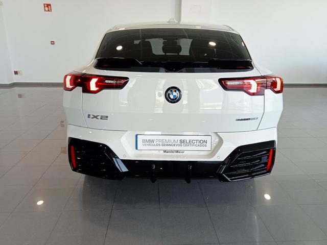 BMW iX2 eDrive20 color Blanco. Año 2024. 150KW(204CV). Eléctrico. En concesionario Mandel Motor Badajoz de Badajoz