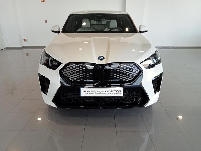 BMW iX2 eDrive20 color Blanco. Año 2024. 150KW(204CV). Eléctrico. En concesionario Mandel Motor Badajoz de Badajoz