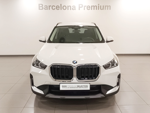 BMW X1 sDrive18i color Blanco. Año 2024. 100KW(136CV). Gasolina. En concesionario Barcelona Premium -- GRAN VIA de Barcelona