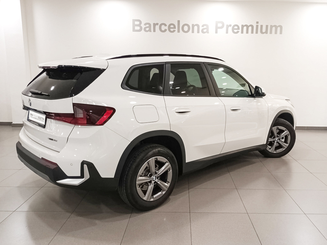 BMW X1 sDrive18i color Blanco. Año 2024. 100KW(136CV). Gasolina. En concesionario Barcelona Premium -- GRAN VIA de Barcelona