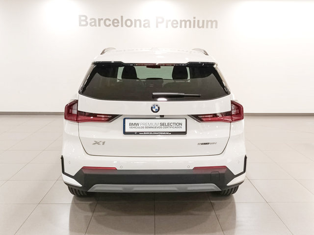 BMW X1 sDrive18i color Blanco. Año 2024. 100KW(136CV). Gasolina. En concesionario Barcelona Premium -- GRAN VIA de Barcelona