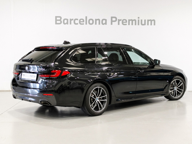 BMW Serie 5 520d Touring color Negro. Año 2024. 140KW(190CV). Diésel. En concesionario Barcelona Premium -- GRAN VIA de Barcelona