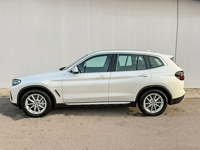 BMW X3 xDrive30e color Blanco. Año 2024. 215KW(292CV). Híbrido Electro/Gasolina. En concesionario Barcelona Premium -- GRAN VIA de Barcelona