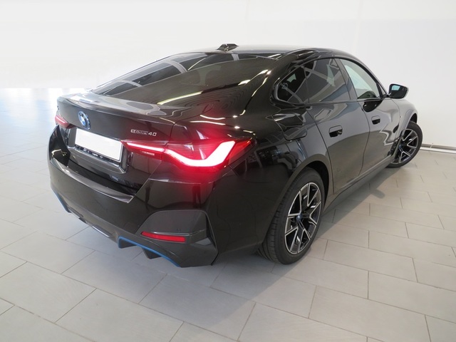 BMW i4 eDrive40 color Negro. Año 2024. 250KW(340CV). Eléctrico. En concesionario Lugauto S.A. de Lugo