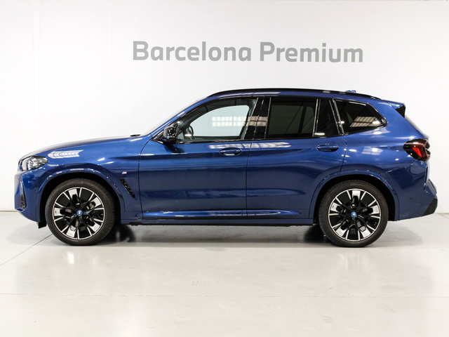 BMW iX3 M Sport color Azul. Año 2023. 210KW(286CV). Eléctrico. En concesionario Barcelona Premium -- GRAN VIA de Barcelona