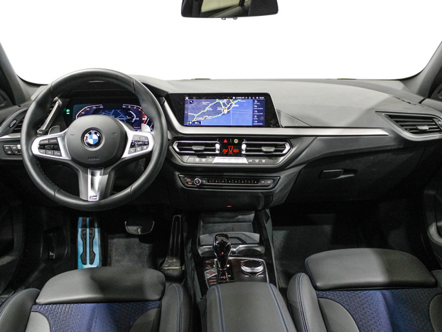 BMW Serie 1 118d color Negro. Año 2024. 110KW(150CV). Diésel. En concesionario Barcelona Premium -- GRAN VIA de Barcelona