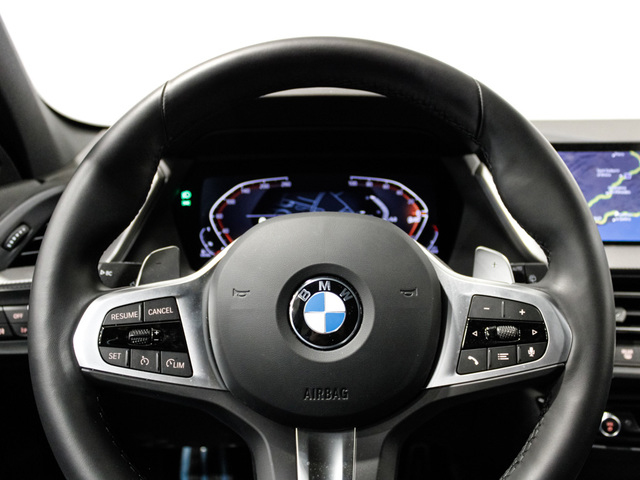BMW Serie 1 118d color Negro. Año 2024. 110KW(150CV). Diésel. En concesionario Barcelona Premium -- GRAN VIA de Barcelona