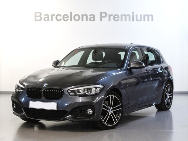 BMW Serie 1 120i color Gris. Año 2018. 135KW(184CV). Gasolina. En concesionario Barcelona Premium -- GRAN VIA de Barcelona